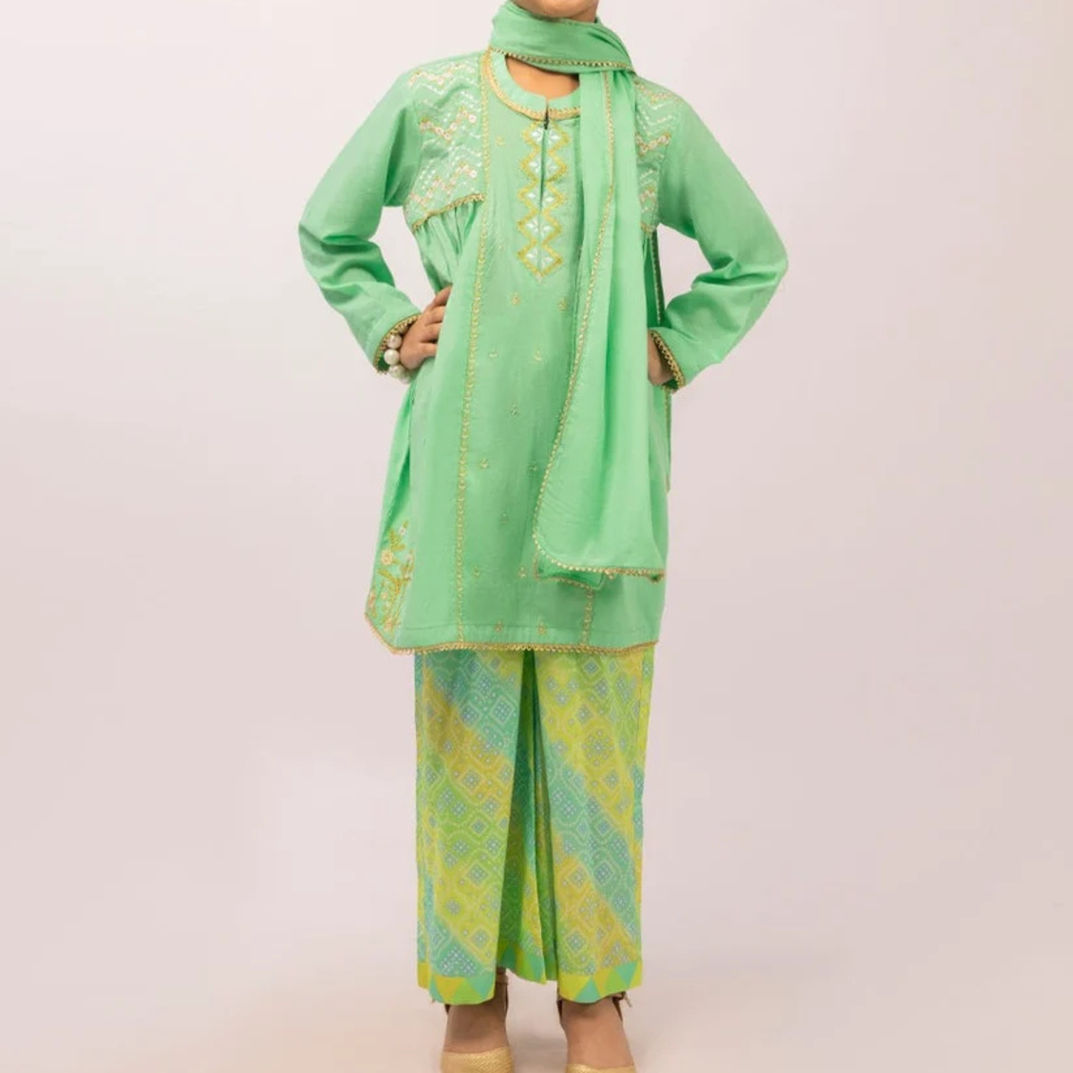 Front view of the green girls’ kurta with yellow embroidery, matching dupatta and patterned trousers